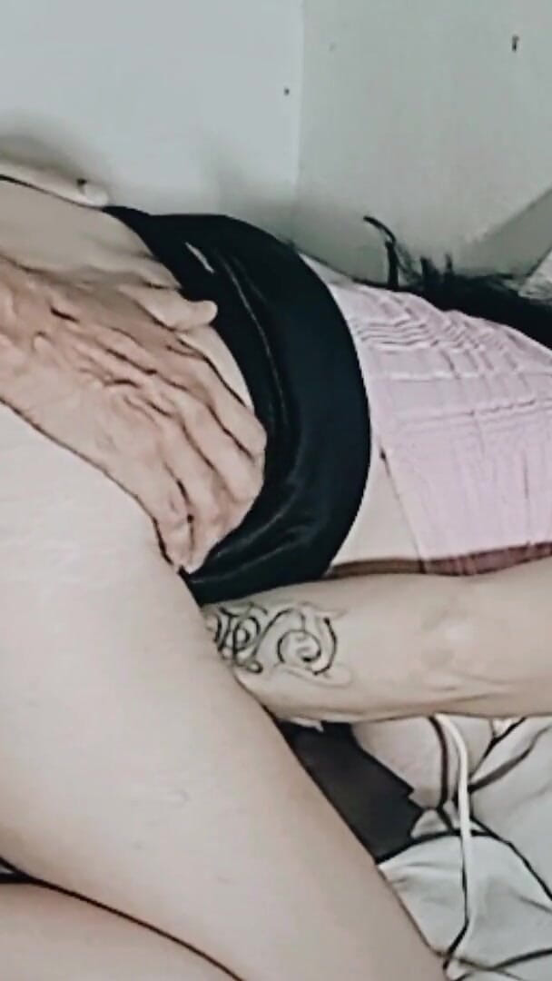 A Knee Massage Ends in Three Delicious Orgasms (Karamelo)