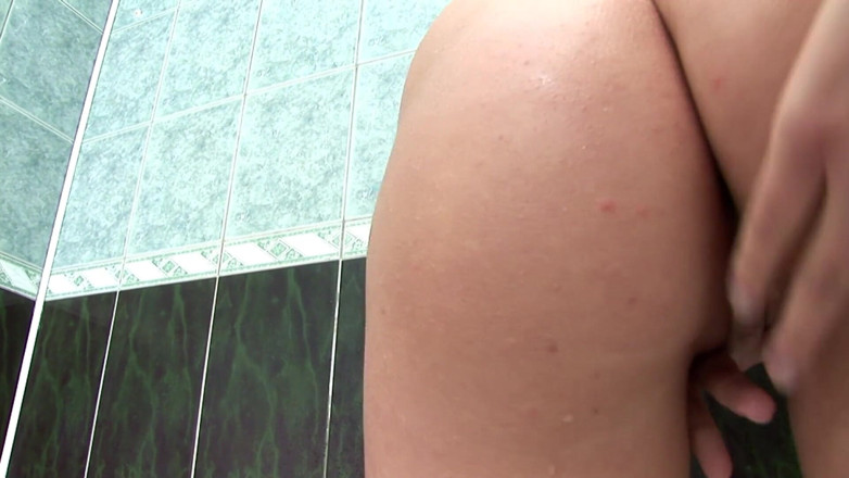 Adult Deluxe: Une ado prend un facial après s’être fait baiser