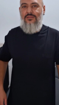 Quítate tu ropa, te voy a meter la lengua en el culo.