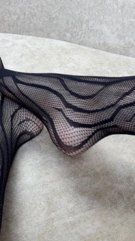 Minha namorada adora acariciar as pernas em meia-calça preta e punheta