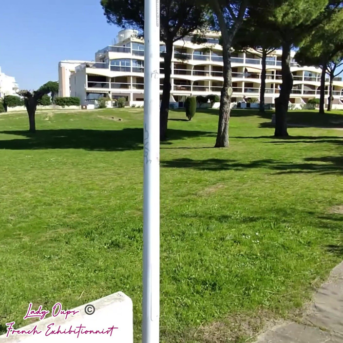 Lady Oups: Minifalda Pública Sin Pantalones Con Tapón Anal