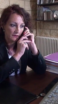 Cougar ceo e arrapata dai seni grandi si fa sfondare il culo e la sua figa con fisting dal suo impiegato