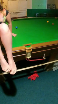 Pasangan nakal MILF berpantat besar yang bengkung berisiko berkongkek dalam ahli-ahli sahaja kelab Snooker sudut pandangan pertama