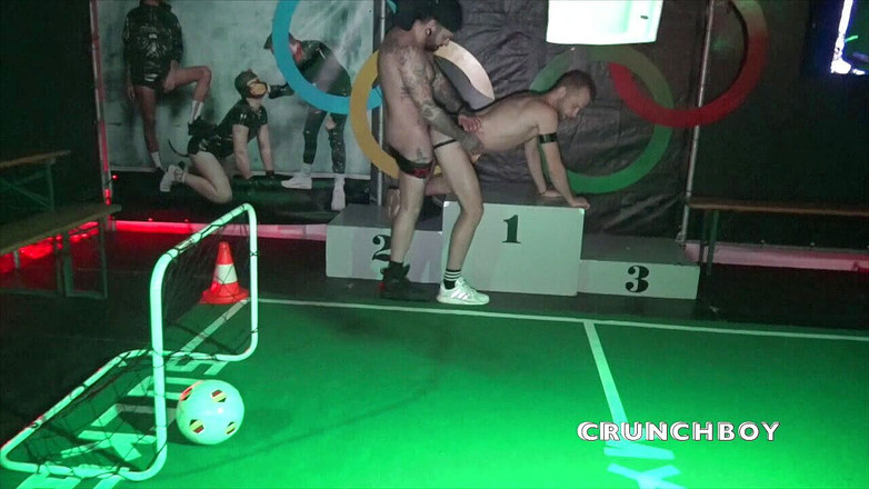 FIRST BAREBACK EXPERIENCE IN BACKROOM: Patrick Bauer usado cru pela estrela pornô musculosa Franky