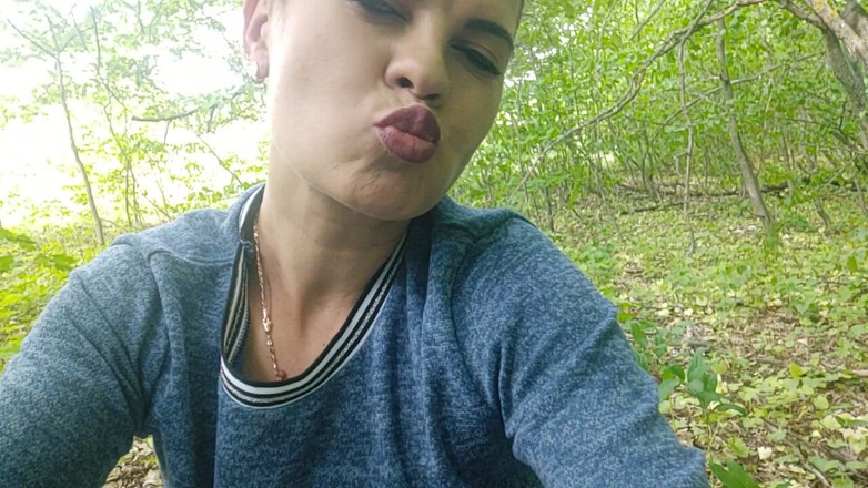 DirtyLubov: Masturbacja w lesie z korkami analnymi