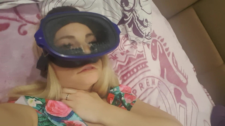LarisaCum: Maska a nové plavky, hladím se a je to tak...