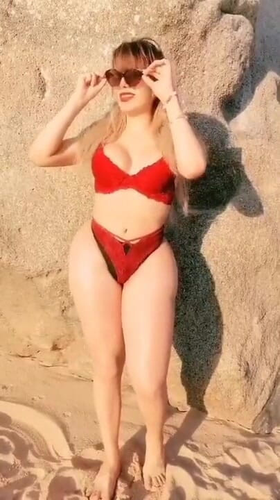 Barbietransxxxx: Une trans en vacances fait l'amour sur la plage