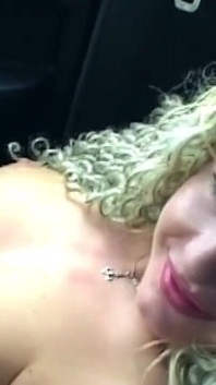 Doorboord poesje met dildo rekken spuitend in de auto