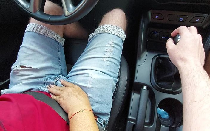 Step Mommy: 成熟した継母が公の場で義理の息子をからかい、彼のチンポで遊んでいます。パート2