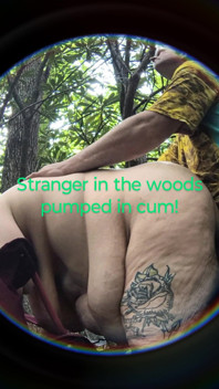 Membongkok orang asing ini di dalam Pokok Hutan Yang Diliputi