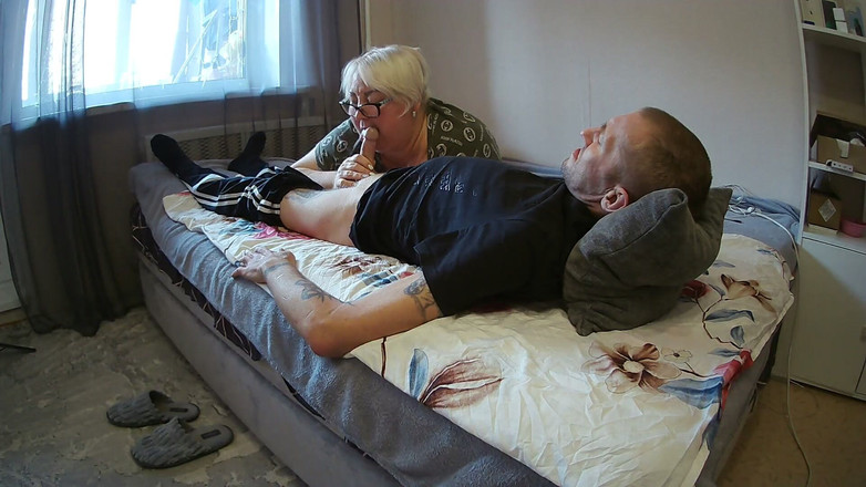 Zona901: Suegra chupa todo el esperma hasta la última gota