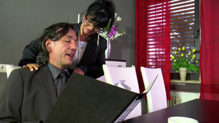 Italian Vintage Porn and MMV Clips: Potetovaná milfka s velkými prsy je ošukaná do své široké mokré...