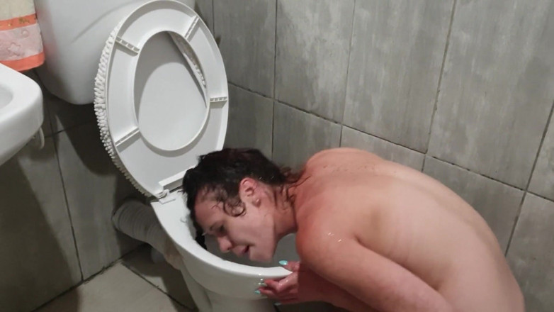 petite-mia: Puta del baño humano se mea en su propia cara...