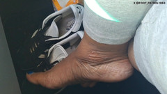 Foot Patrol: Босая пассажирка с синими пальцами ног играет ступнями во время поездки в машине