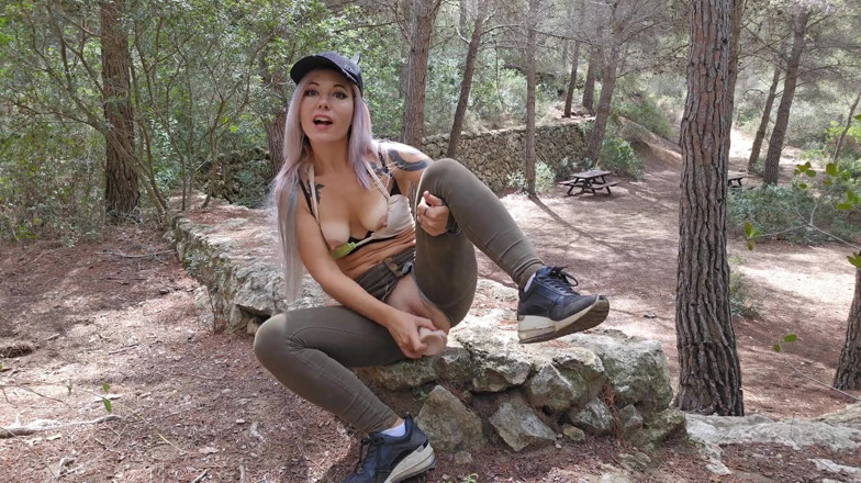 dafnedenoch: Outdoor Squirting