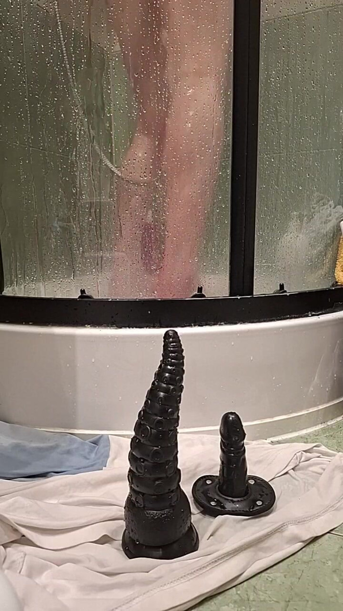 Milifalcon: Lavo Il Mio Dildo E Me Stesso, Oh, Molto Accuratamente