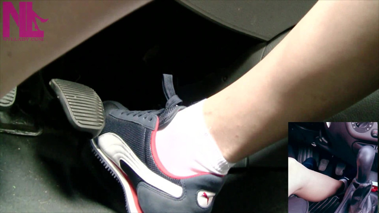 Nyllady: Conduite et pompage de pédales dans des baskets Nike bleues...
