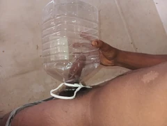 En mettant la terre dans la bouteille, j’ai sorti l’eau de mes terres.