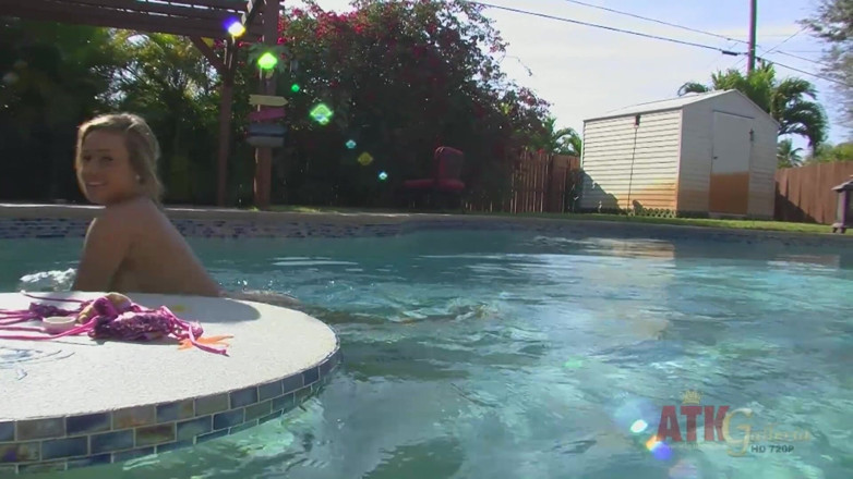ATKIngdom Fans: Hot blonde wet and wild show in the pool