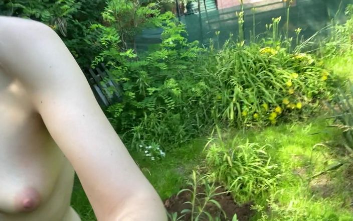 Cute Blonde 666: Волосатая девушка обнаженная едет в сад на улице