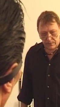 Z zasłoniętymi oczami dojrzała brunetka MILF znosi zmysłową intymną inspekcję