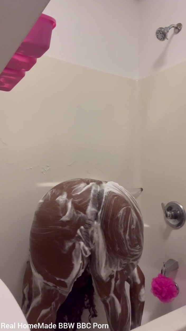 Super sexy ebony cuties: Je lave mon corps pulpeux sexy sous la douche