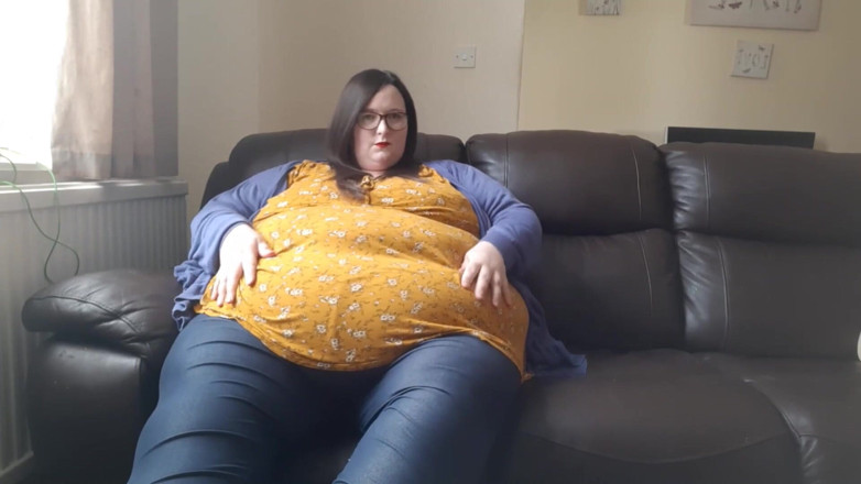 SSBBWLadyBrads: Gordinha SSBBW mostra barriga no sofá