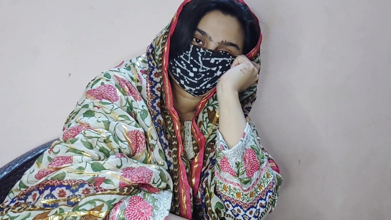 Faryal: Bari baji ne di chote bhai apni chut - clara conversación...