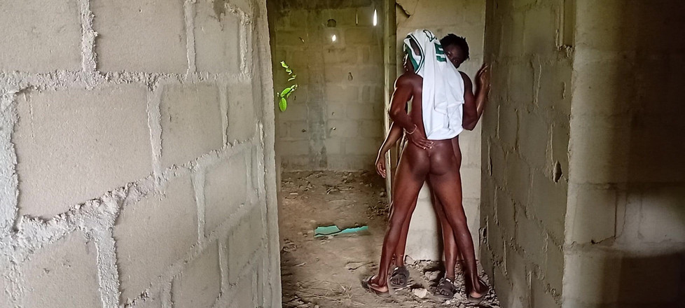 Creamyshuga: 그는 그녀가 와서 농사를 짓고 있었고 그는 그녀를 섹스하기 위해 완성되지 않은 건물에 너무 그녀이었다 부시에서 그를 만나러 와서 그의 전 여친을 불렀다