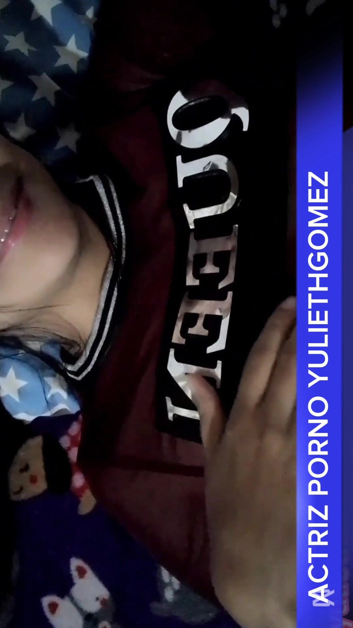 Yulieth Gomez: 恥ずかしがり屋の大学生は、授業後に自分自身を釘付けにする