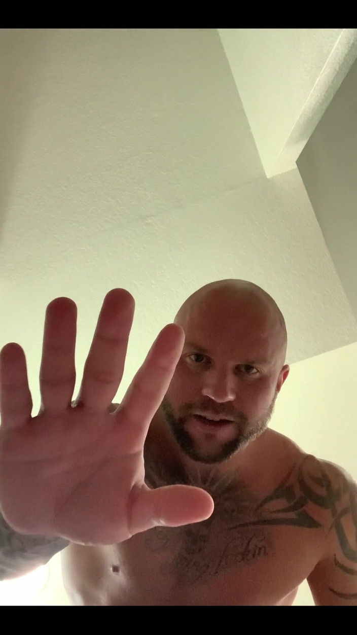 Jasons feet: J’aime être une géante et je t’utilise comme je veux