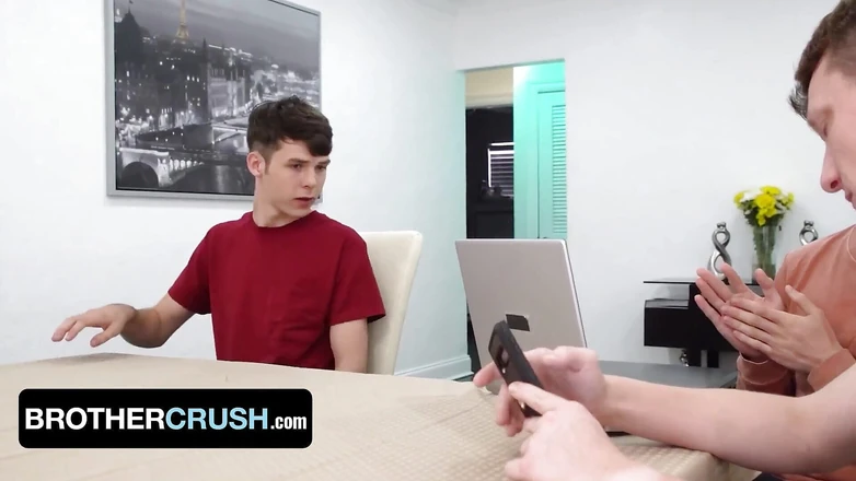 Say Uncle: Azgın büyük üvey kardeşler deneyimsiz genç erkek kardeşlerinin kanepede sıkı götlerini...