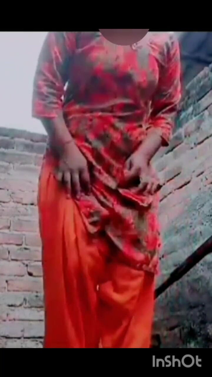 TricolorMusic3: O fată sexy face baie complet goală și își expune corpul sexy...