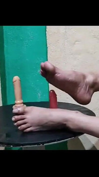 Gresopio fazendo punheta com os pés com vibrador 3