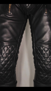 Dans le look complet de cuir ?