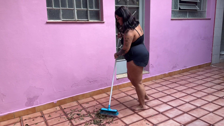 Quente club: Le Voisin Est Allé Aider La Fille Potelée À Balayer La...