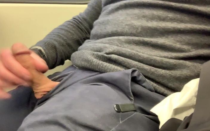 Tjenner: Szarpanie mojego twardego kutasa na zewnątrz i orgazm w pociągu