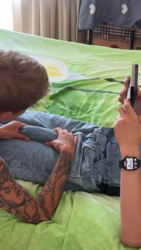 Geeft een vriend een diepe keel terwijl hij aan de telefoon speelt