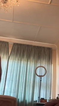 Lactante grandota milf hace striptease y se masturba