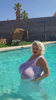 Gorda rabuda na piscina