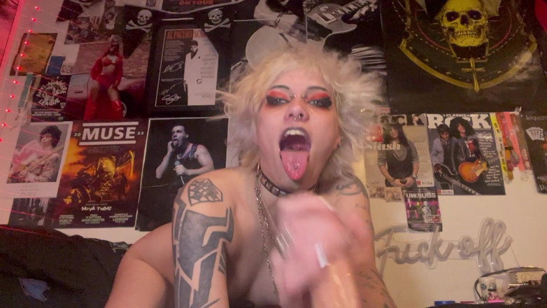 Glitterqueen1999: La sorellastra fa un deepthroat al cazzo del fratellastro