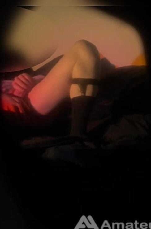 AmateurMates: Meine Mitbewohnerin Beim Entspannen Im Bett Und Beim Nach Den...
