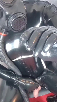 Schwarzer latex und neue gasmaske