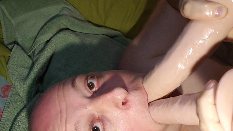 Charlieboy69: Gırtlağına kadar alma 2 büyük dildo bölüm 2