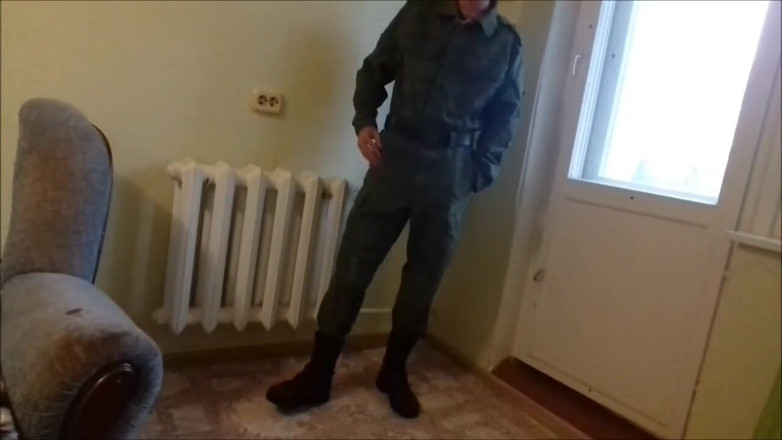 AlexRusFun: ロシア兵は彼の巨根を自慰行為し、彼の靴を舐める