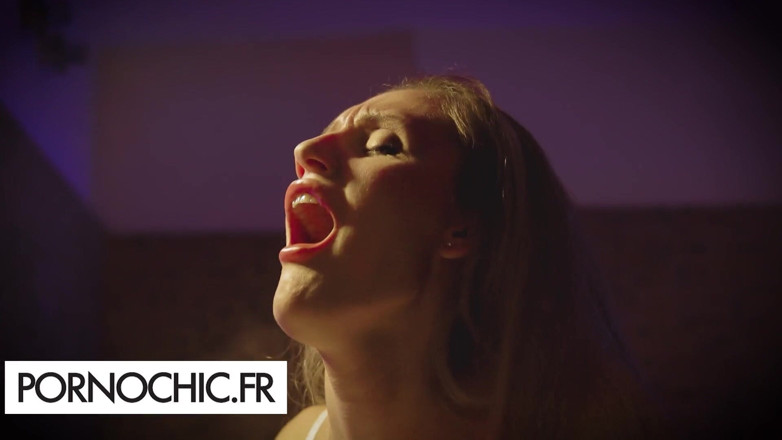 Pornochic: リンダと2人の隣人