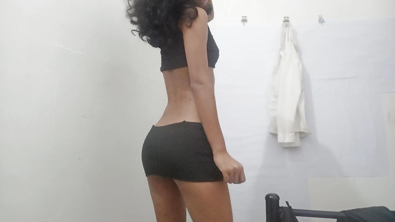 desigirl93: प्यारी कमसिन लड़की चूत में ऊँगली कर रही है श्रीलंकाई