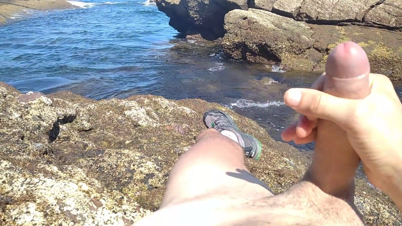 Elvissc: Masturbándose una gran polla dura con vistas al mar en...