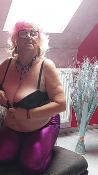 Vollbusige reife schlampe drückt massive stöhnende titten in high heels