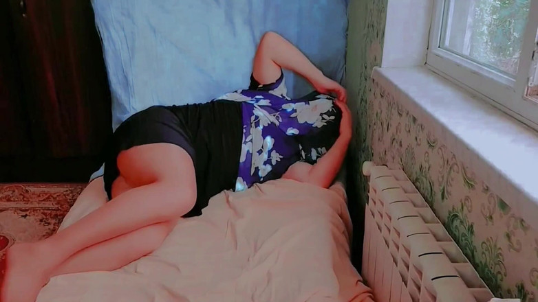 Kitty_Cross: Juguetona chica trans sosteniendo helado con guiño